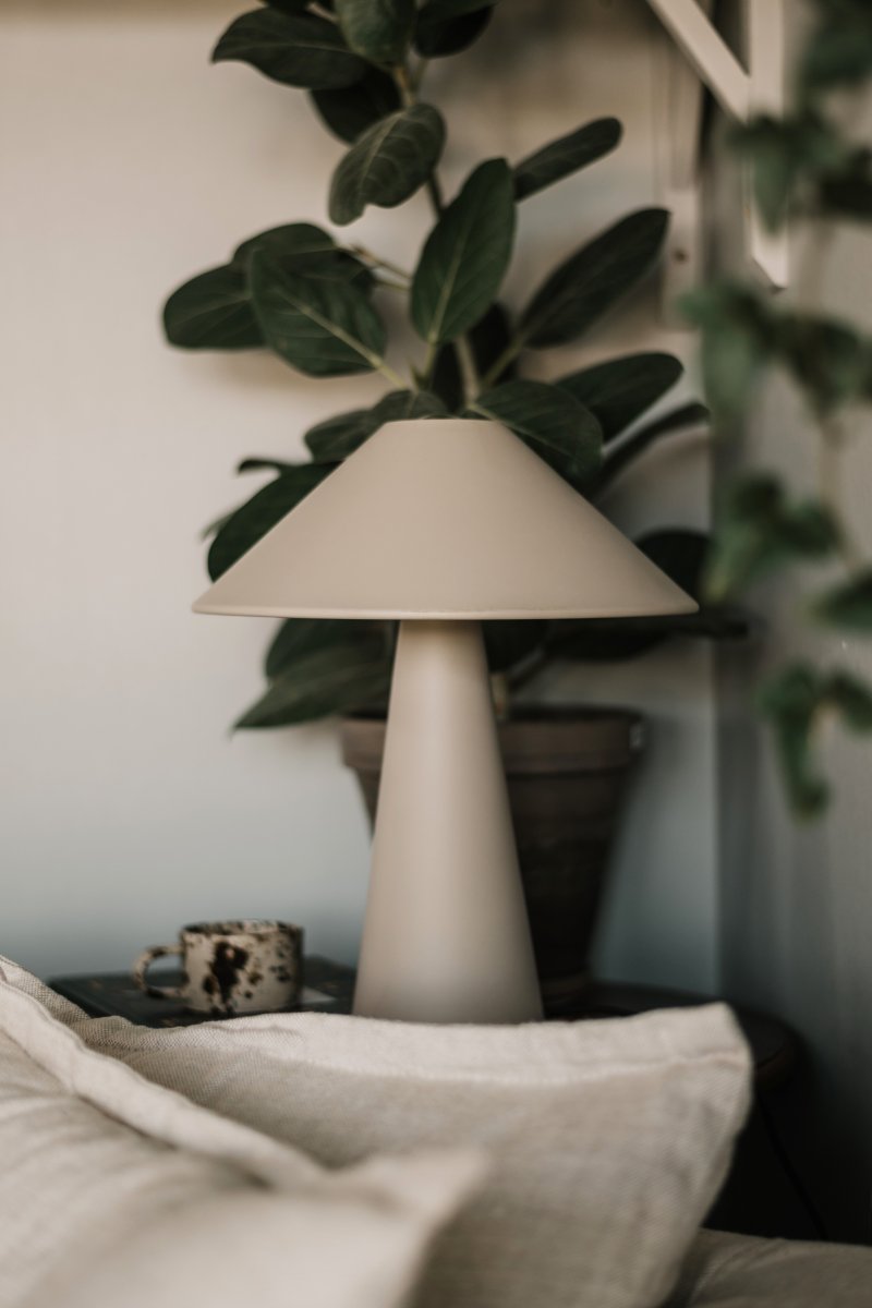 Cannes 40cm Beige tafellamp Van Globen Lighting - Cannes is gebaseerd op een evenwicht van geometrische vormen in een minimalistisch en stijlvol design dat in veel omgevingen past.