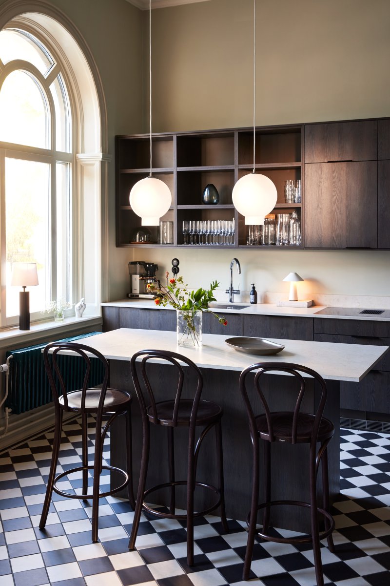 Bams Ø25 Wit hanglamp Van Globen Lighting - De Bams hanglamp met zijn eigentijdse vorm en prachtige matglas geeft een zachte, subtiele gloed aan je interieur.