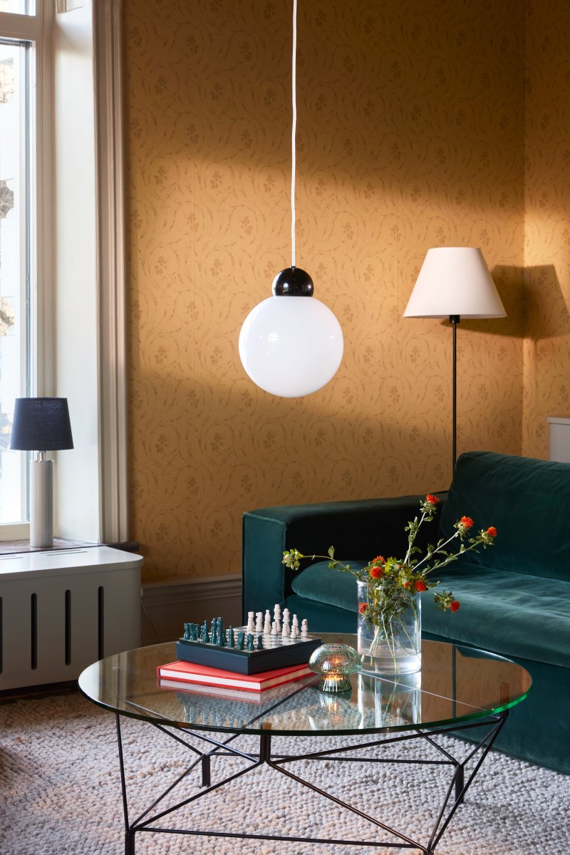 Ripley Ø25 Zwart hanglamp Van Globen Lighting - De lamp is gemaakt van metaal en heeft een glazen kap van opaalwit glas die een aangenaam licht verspreidt.