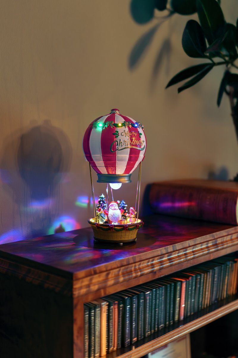 Kerstman in een luchtballon 32cm Veelkleurig Van Konstsmide - De decoratie is gemaakt van plastic en heeft ge&iuml;ntegreerde ledverlichting met 11 diodes die in verschillende kleuren schijnen en een sfeervolle gloed geven.