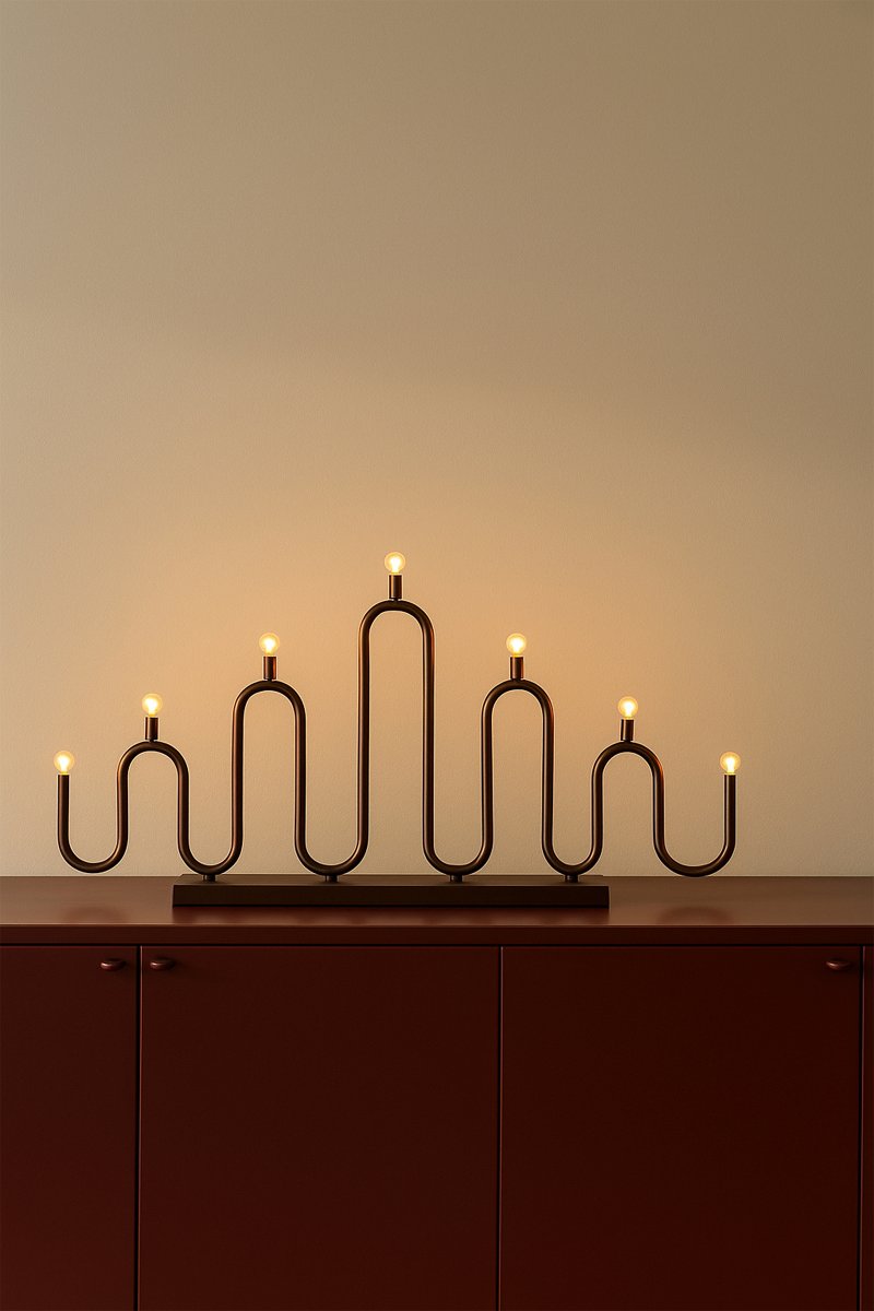 Noel 7 Bronzen Van Globen Lighting - Het zachte, golvende ontwerp is gemaakt van metalen buizen die met de hand op verschillende niveaus zijn gebogen en biedt een moderne interpretatie van de klassieke adventskaarsenhouder.