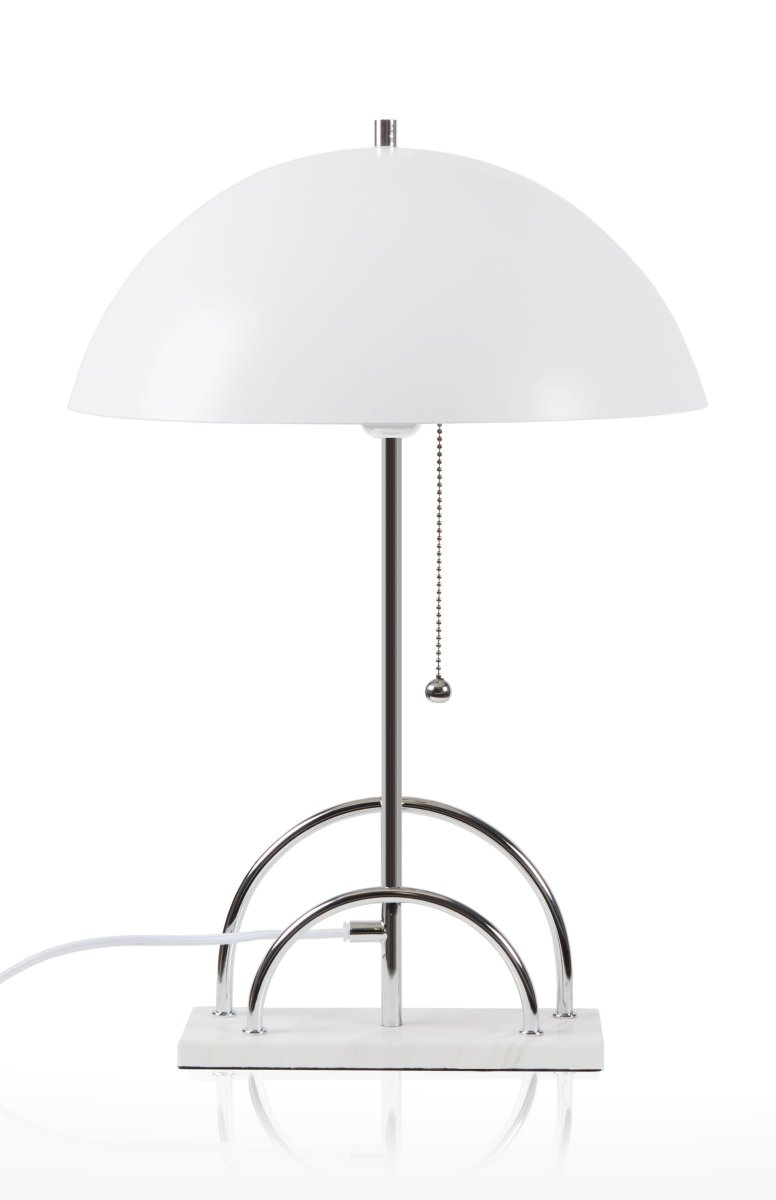 Sarah 50cm Wit tafellamp Van Globen Lighting - Tafellamp met een verchroomd metalen frame en praktische opbergruimte voor brieven of foto's.