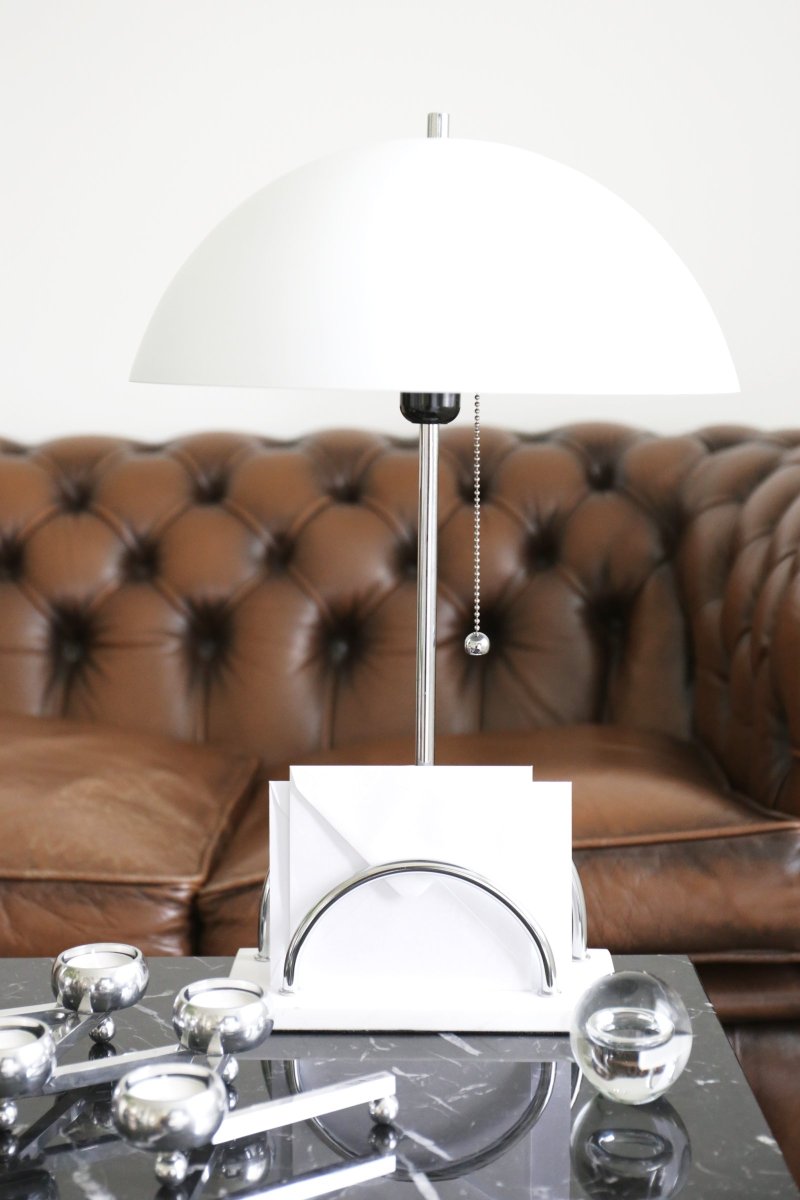Sarah 50cm Wit tafellamp Van Globen Lighting - Tafellamp met een verchroomd metalen frame en praktische opbergruimte voor brieven of foto's.