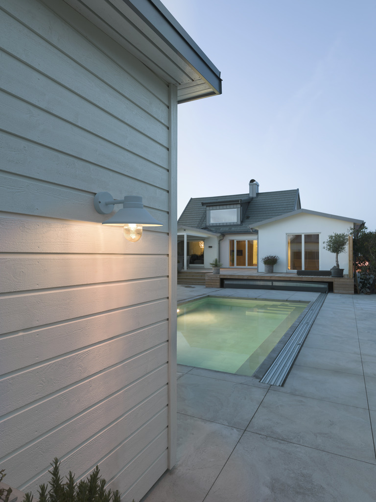 Vega Wit buitenlamp Van Konstsmide - De brede kap en de heldere glazen koepel verspreiden een aangenaam en gericht licht, waardoor de lamp perfect is voor entrees en terrassen.