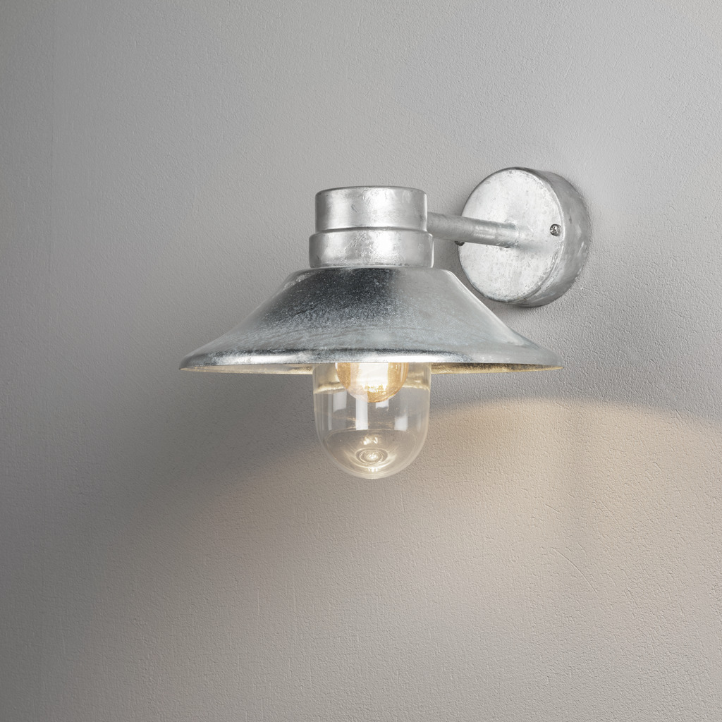 Vega Thermisch verzinkt buitenlamp Van Konstsmide - De brede kap en de heldere glazen koepel verspreiden een aangenaam en gericht licht, waardoor de lamp perfect is voor entrees en terrassen.