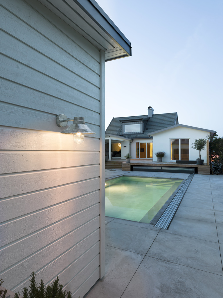 Vega Thermisch verzinkt buitenlamp Van Konstsmide - De brede kap en de heldere glazen koepel verspreiden een aangenaam en gericht licht, waardoor de lamp perfect is voor entrees en terrassen.