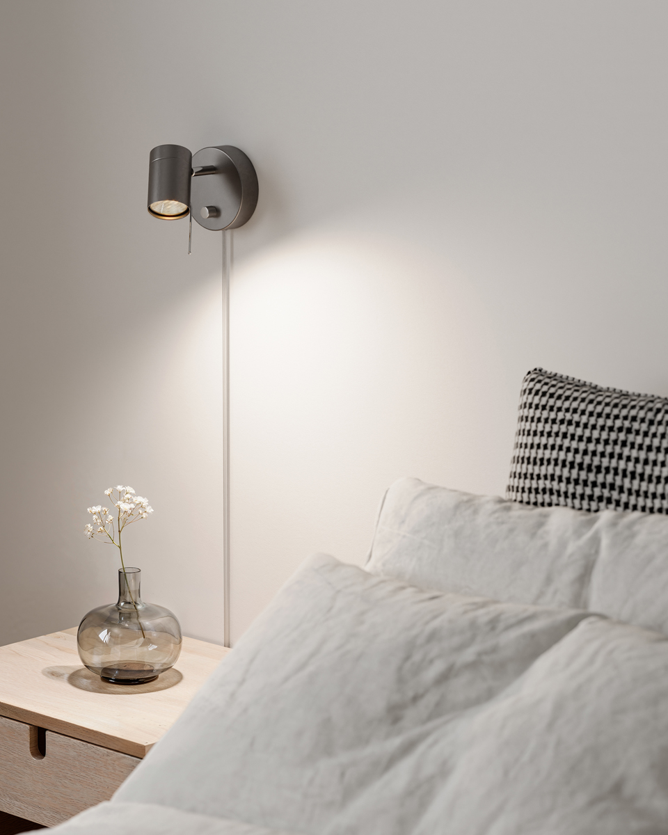 Correct Staalgrijs leeslamp Van By Rydéns - Op de lampkop bevindt zich een metalen staafje waarmee u het licht in de juiste richting kunt richten zonder dat de lamp oververhit raakt.