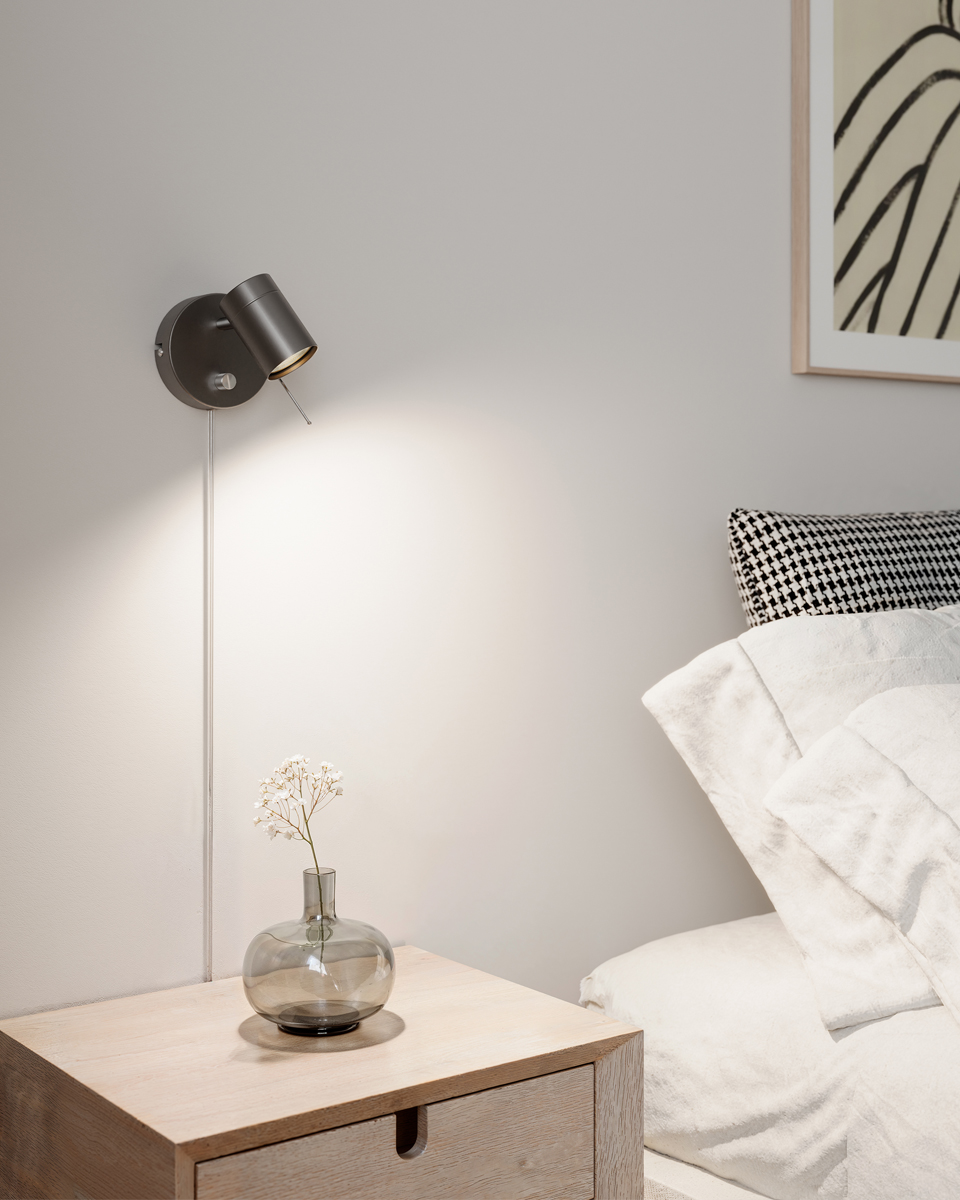 Correct Staalgrijs leeslamp Van By Rydéns - Op de lampkop bevindt zich een metalen staafje waarmee u het licht in de juiste richting kunt richten zonder dat de lamp oververhit raakt.