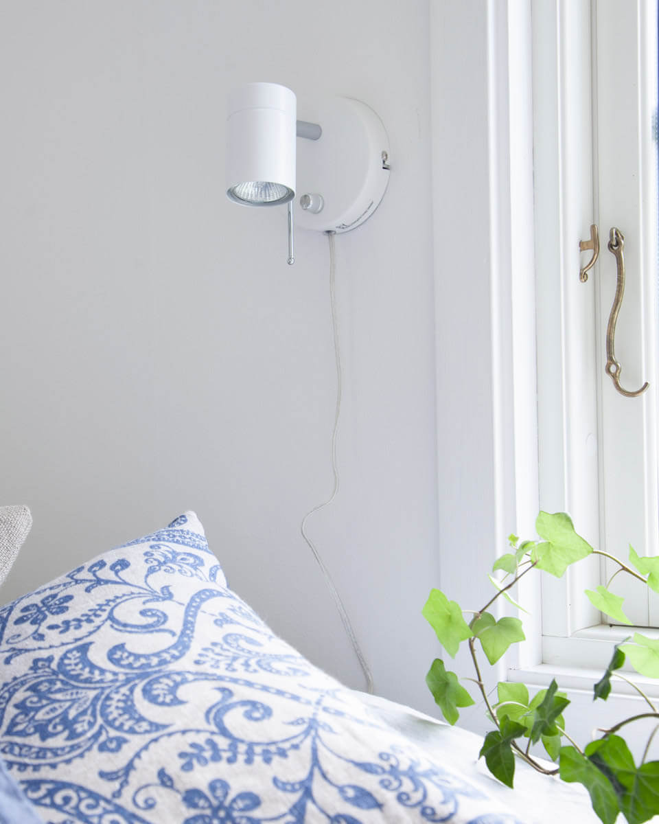 Correct Wit leeslamp Van By Rydéns - De Correct wandlamp is een stijlvolle en minimalistische wandlamp met een verstelbare kop waarmee u de lichtbundel eenvoudig kunt aanpassen.