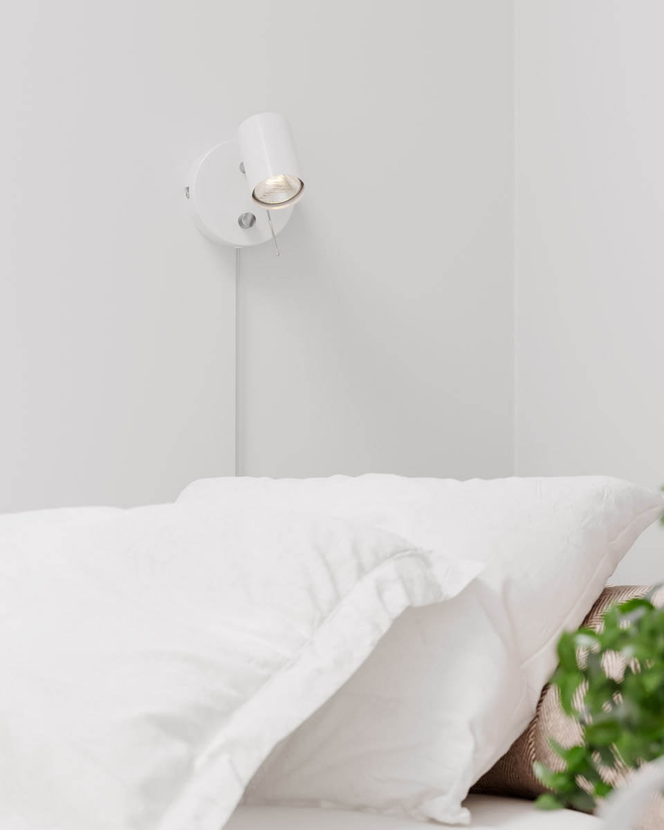 Correct Wit leeslamp Van By Rydéns - De Correct wandlamp is een stijlvolle en minimalistische wandlamp met een verstelbare kop waarmee u de lichtbundel eenvoudig kunt aanpassen.