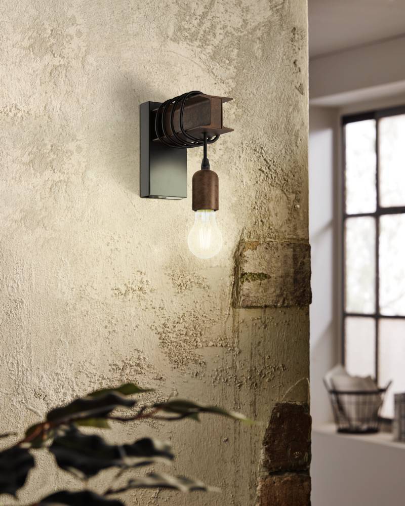 Townshend Bruin wandlamp Van Eglo - Het eenvoudige maar charmante ontwerp van de lamp past zowel in een moderne als in een landelijke omgeving en zorgt voor een warme en uitnodigende sfeer.