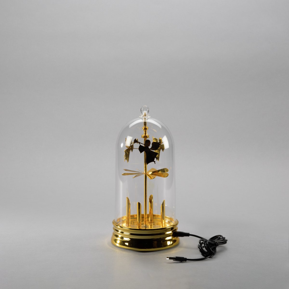 Lantaarn Met Engelenmolen Goud Van Konstsmide - Het is een aanrader om op een bureau in de hal of op een bijzettafel in de woonkamer te zetten en zo de kerstsfeer in huis te versterken.