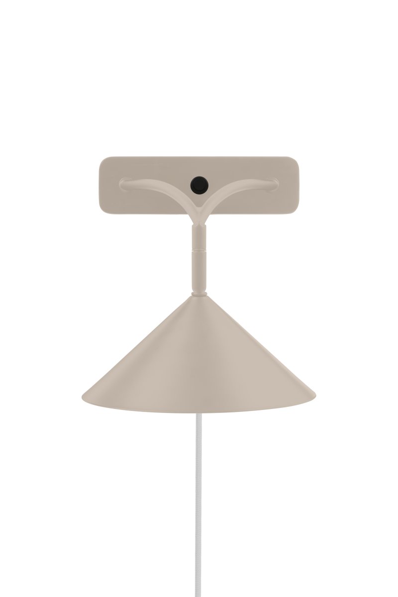 Curve Beige leeslamp Van Globen Lighting - De Curve wandlamp in mat gelakt metaal met zijn minimalistische design past in veel omgevingen.