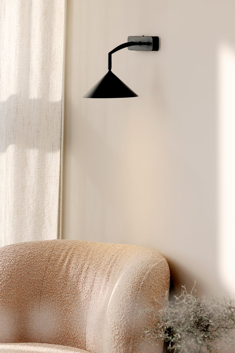 Curve Zwart leeslamp Van Globen Lighting - De Curve wandlamp in mat gelakt metaal met zijn minimalistische design past in veel omgevingen.