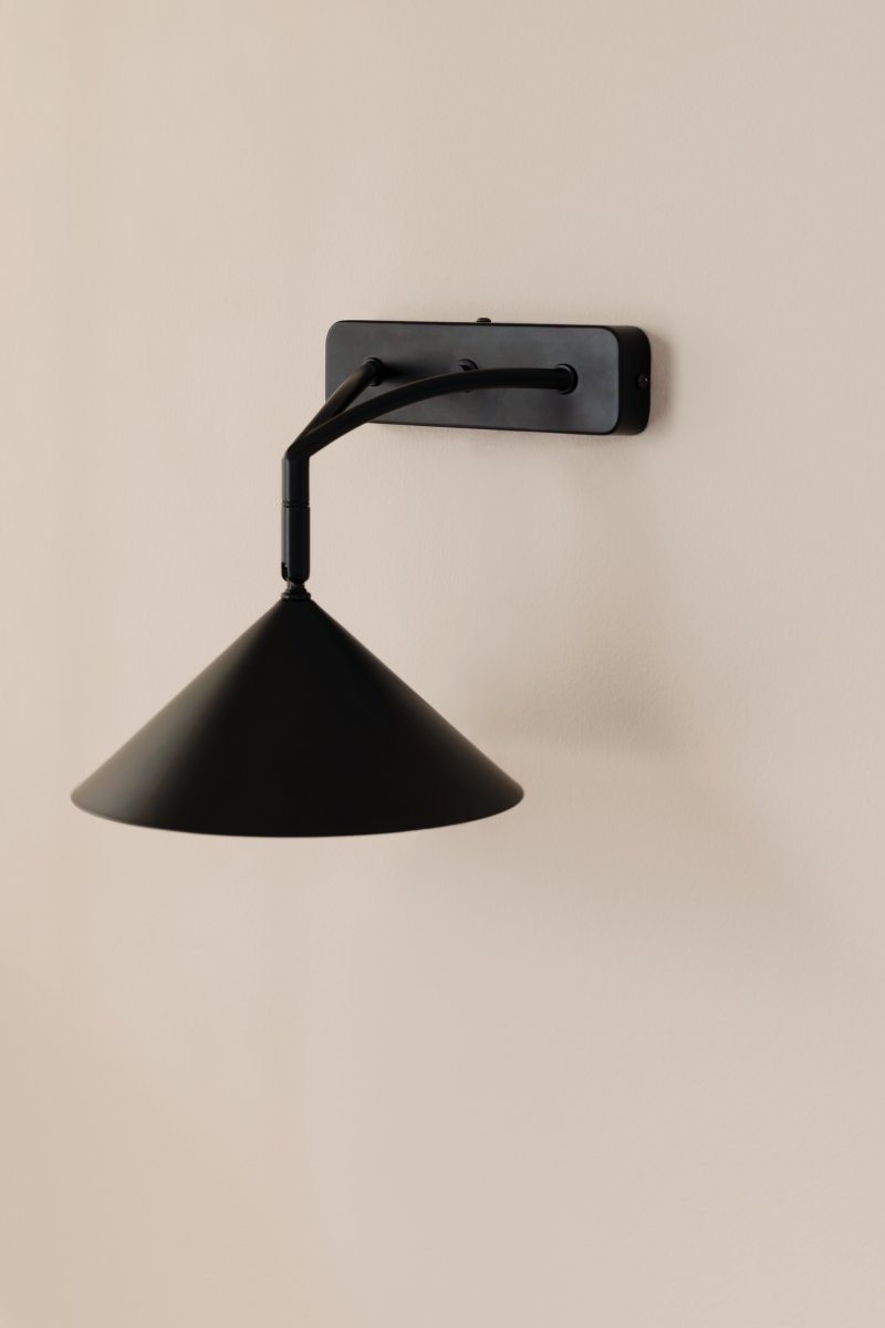 Curve Zwart leeslamp Van Globen Lighting - De Curve wandlamp in mat gelakt metaal met zijn minimalistische design past in veel omgevingen.