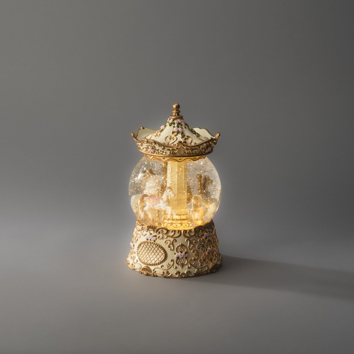 Watergevulde lantaarn Carrousel Goud Van Konstsmide - Werkt op 3 AA-batterijen (niet meegeleverd) en wordt geleverd met een USB-kabel voor gebruik met een snoer (transformator niet meegeleverd).