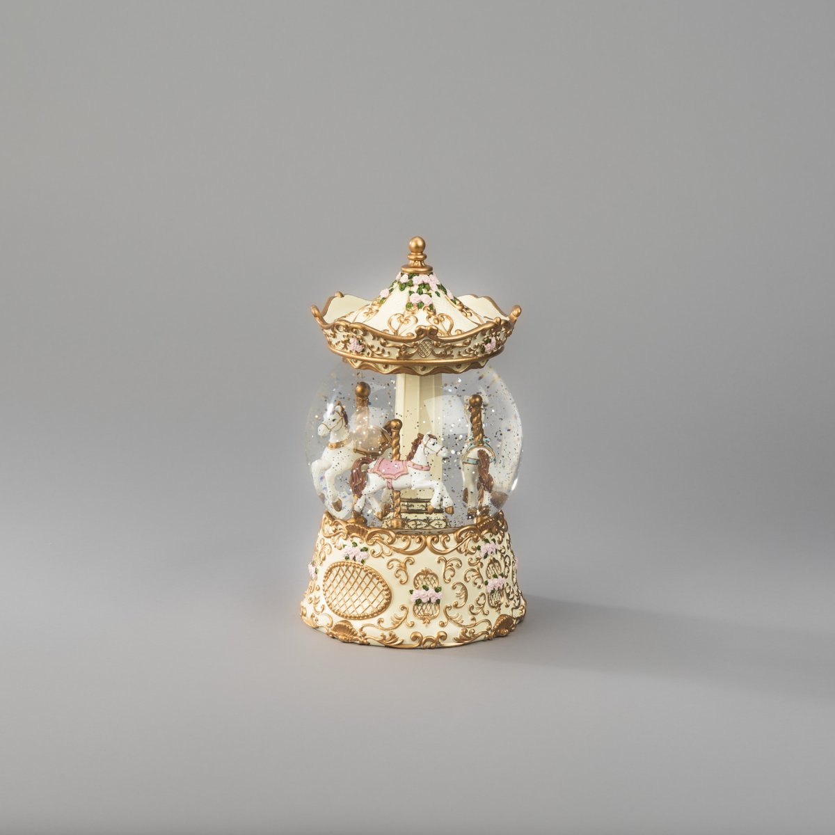 Watergevulde lantaarn Carrousel Goud Van Konstsmide - Werkt op 3 AA-batterijen (niet meegeleverd) en wordt geleverd met een USB-kabel voor gebruik met een snoer (transformator niet meegeleverd).