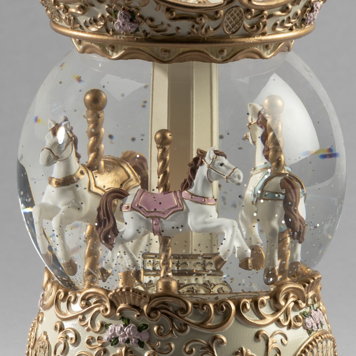 Watergevulde lantaarn Carrousel Goud Van Konstsmide - Werkt op 3 AA-batterijen (niet meegeleverd) en wordt geleverd met een USB-kabel voor gebruik met een snoer (transformator niet meegeleverd).