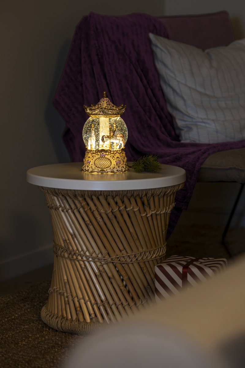 Watergevulde lantaarn Carrousel Goud Van Konstsmide - Werkt op 3 AA-batterijen (niet meegeleverd) en wordt geleverd met een USB-kabel voor gebruik met een snoer (transformator niet meegeleverd).