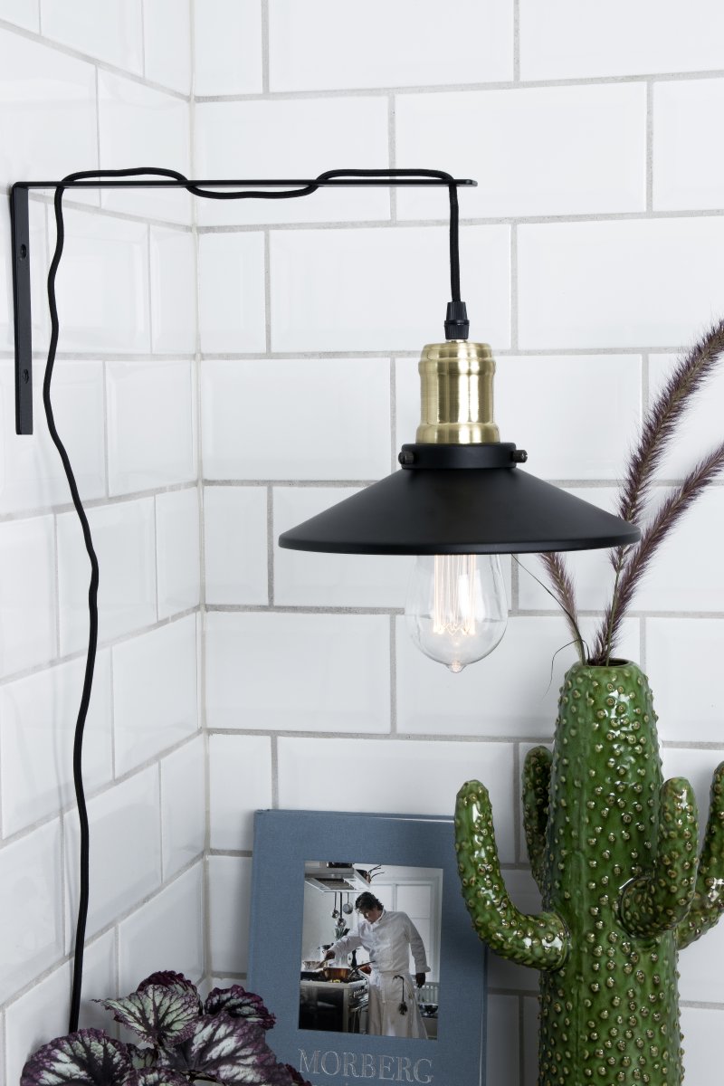 Disc 40cm Zwart wandlamp Van Globen Lighting - Disc is een elegante wandlamp met een industrieel design, gemaakt van zwart metaal met messing details.