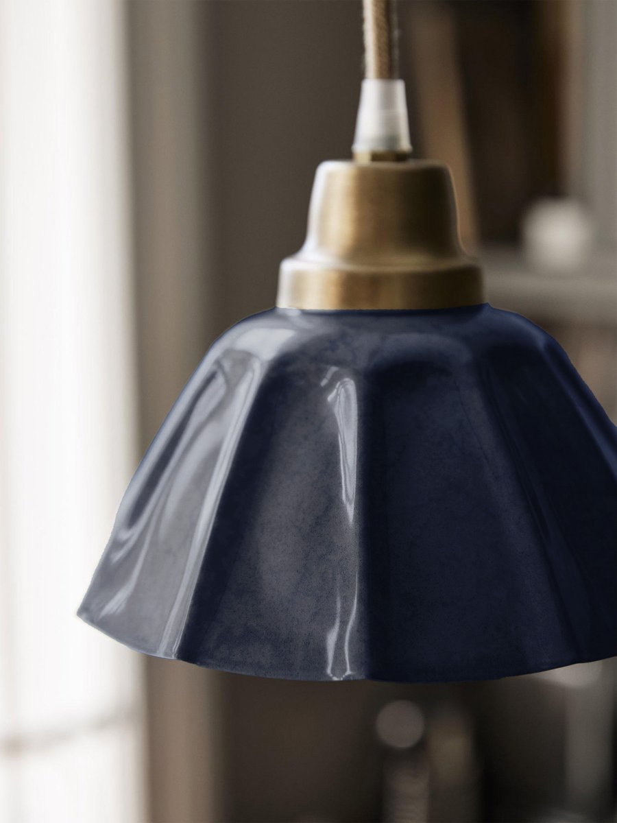 Ester Ø17 Blauw raamlamp Van PR Home - Wordt geleverd met een 3,5 meter lang linnenkleurig textielsnoer en een stekker.