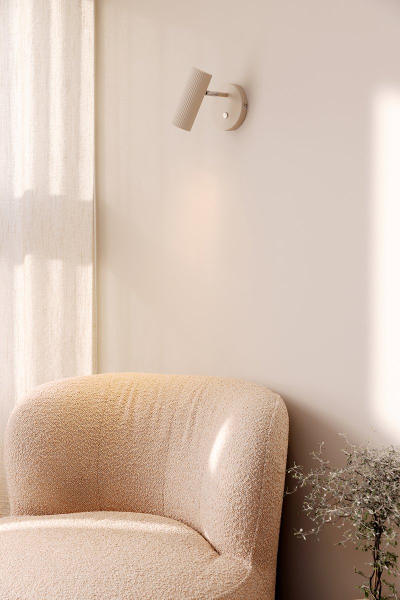 Hubble Beige leeslamp Van Globen Lighting - Hubble is een moderne wandlamp met een buisvormige, enkelvoudige, geribbelde metalen kap.