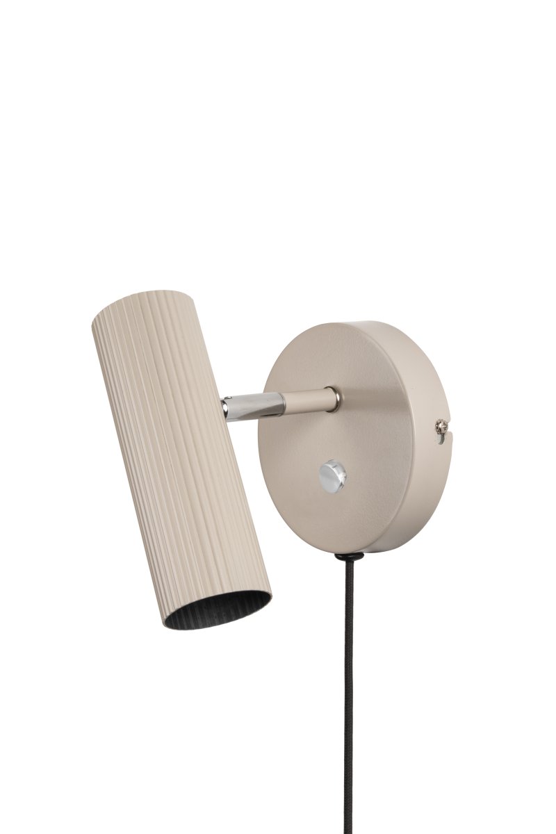 Hubble Beige leeslamp Van Globen Lighting - Hubble is een moderne wandlamp met een buisvormige, enkelvoudige, geribbelde metalen kap.