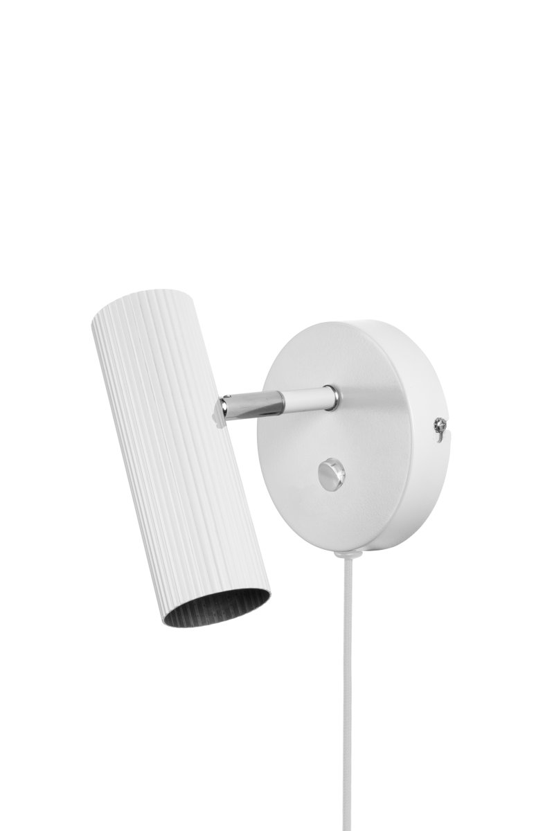 Hubble Wit leeslamp Van Globen Lighting - Hubble is een moderne wandlamp met een buisvormige, enkelvoudige, geribbelde metalen kap.