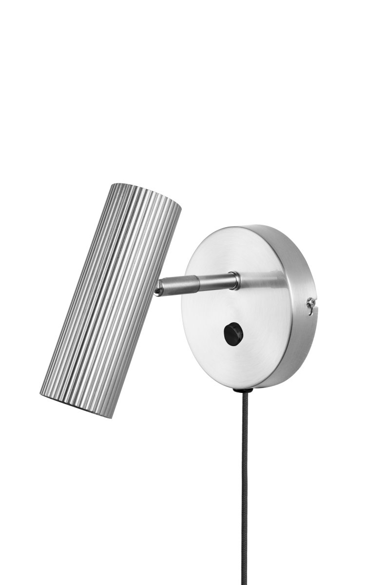 Hubble Geborsteld staal leeslamp Van Globen Lighting - Hubble is een moderne wandlamp met een buisvormige, enkelvoudige, geribbelde metalen kap.