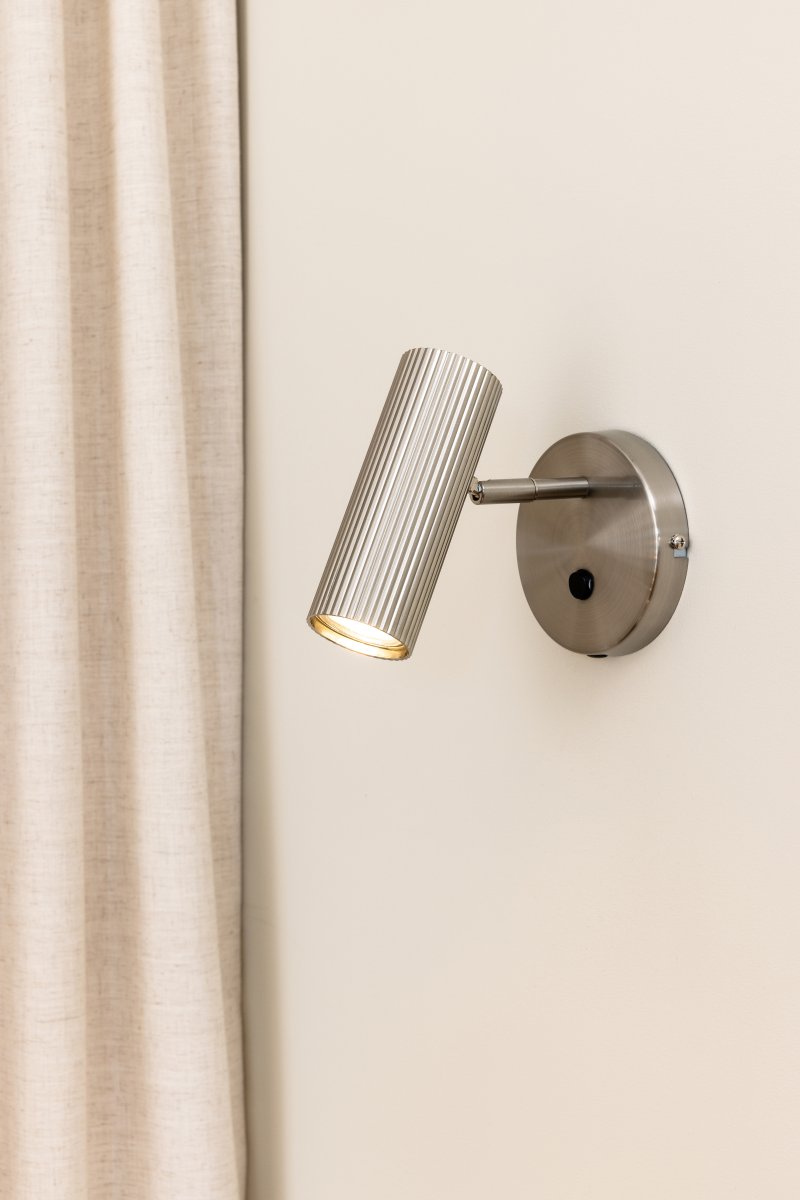 Hubble Geborsteld staal leeslamp Van Globen Lighting - Hubble is een moderne wandlamp met een buisvormige, enkelvoudige, geribbelde metalen kap.