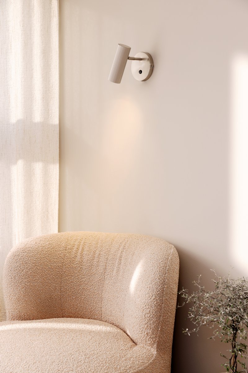 Hubble Geborsteld staal leeslamp Van Globen Lighting - Hubble is een moderne wandlamp met een buisvormige, enkelvoudige, geribbelde metalen kap.