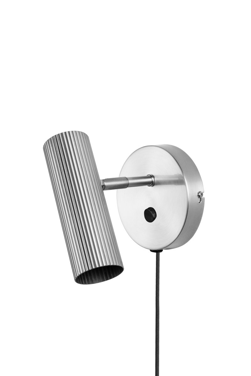 Hubble Geborsteld staal leeslamp Van Globen Lighting - Hubble is een moderne wandlamp met een buisvormige, enkelvoudige, geribbelde metalen kap.