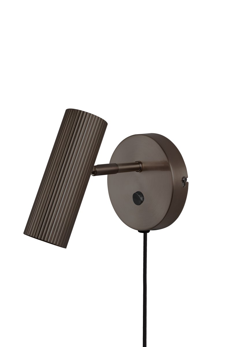Hubble Bronzen leeslamp Van Globen Lighting - Hubble is een moderne wandlamp met een buisvormige, enkelvoudige, geribbelde metalen kap.