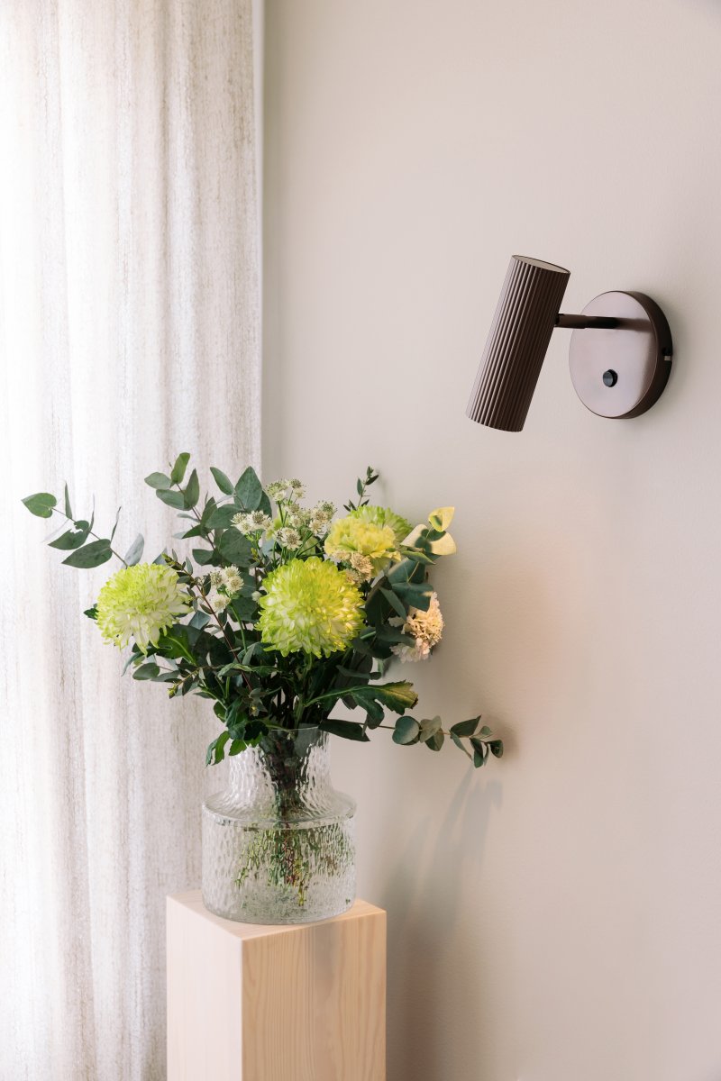 Hubble Bronzen leeslamp Van Globen Lighting - Hubble is een moderne wandlamp met een buisvormige, enkelvoudige, geribbelde metalen kap.