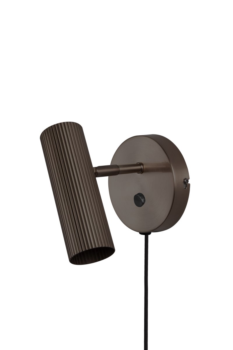 Hubble Bronzen leeslamp Van Globen Lighting - Hubble is een moderne wandlamp met een buisvormige, enkelvoudige, geribbelde metalen kap.
