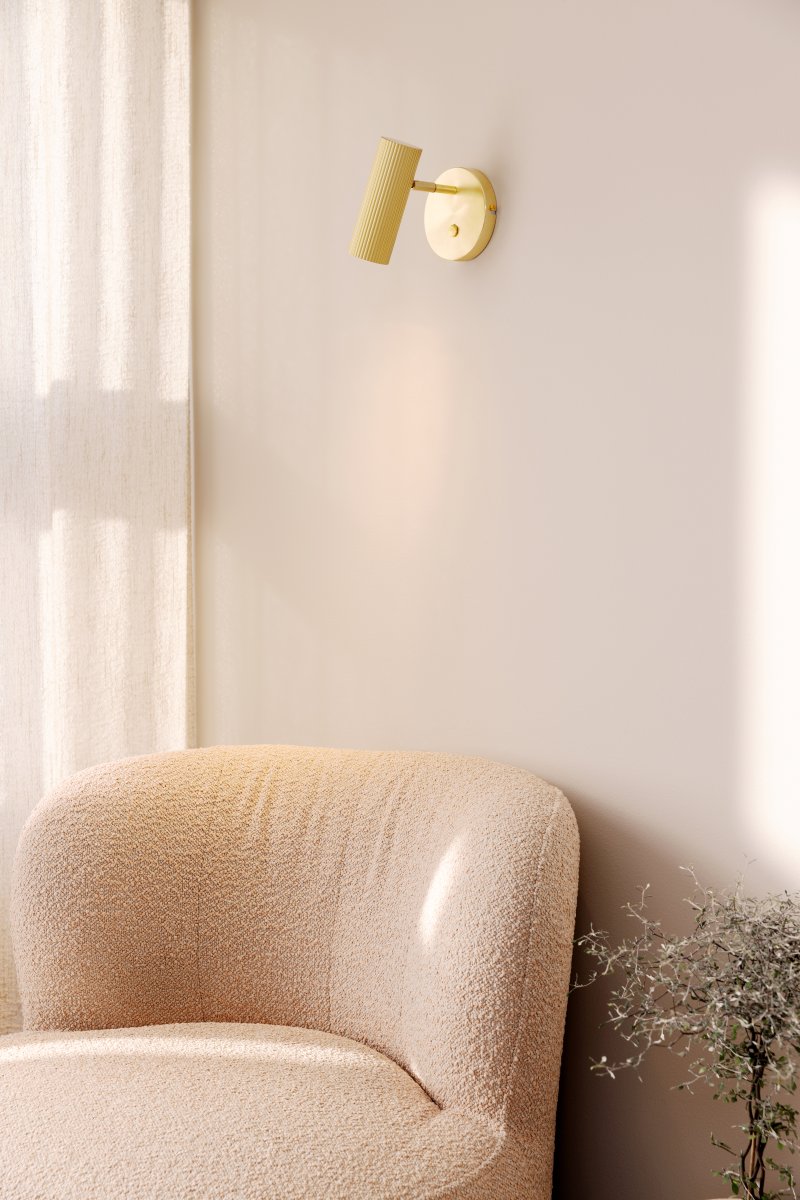 Hubble Geborsteld messing leeslamp Van Globen Lighting - Hubble is een moderne wandlamp met een buisvormige, enkelvoudige, geribbelde metalen kap.