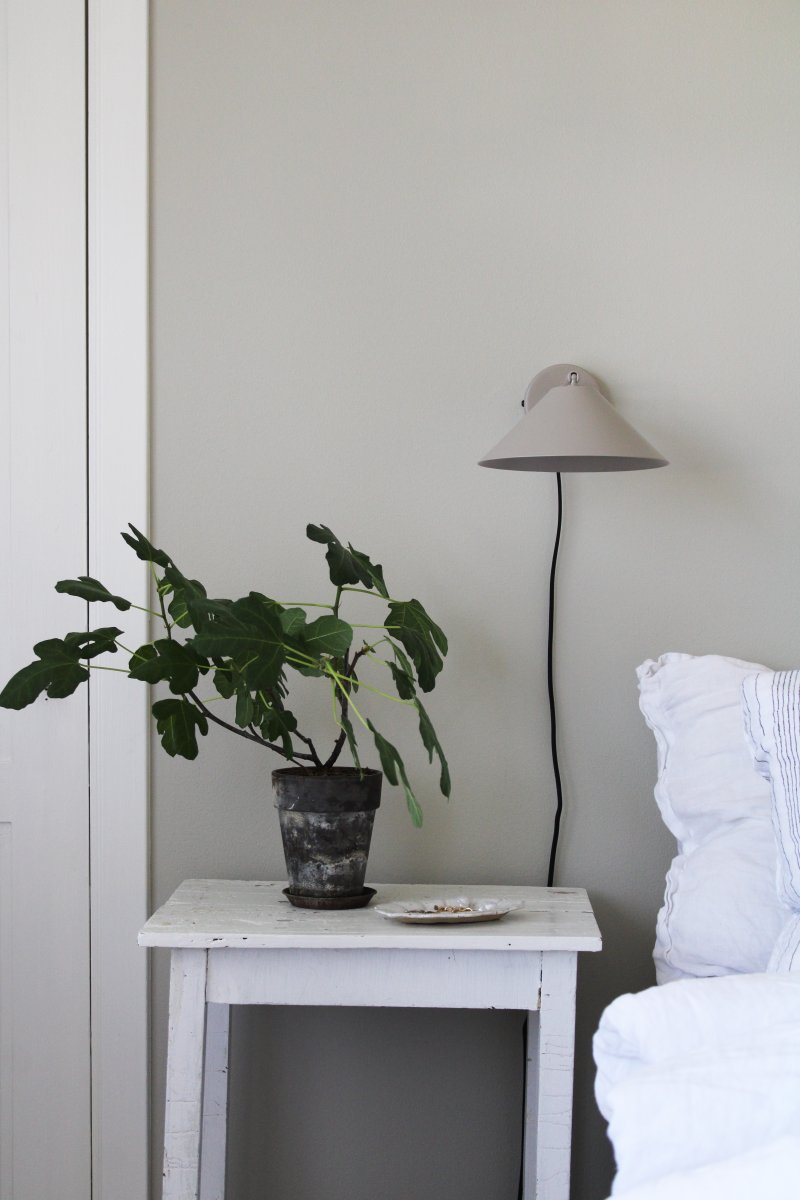 Cannes 30cm Beige leeslamp Van Globen Lighting - De lampenkap geeft een zacht en aangenaam licht naar beneden en is zowel in hoogte als zijwaarts kantelbaar.