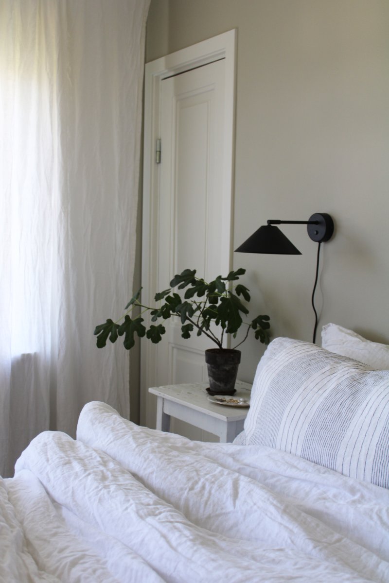 Cannes 30cm Zwart leeslamp Van Globen Lighting - De lampenkap geeft een zacht en aangenaam licht naar beneden en is zowel in hoogte als zijwaarts kantelbaar.