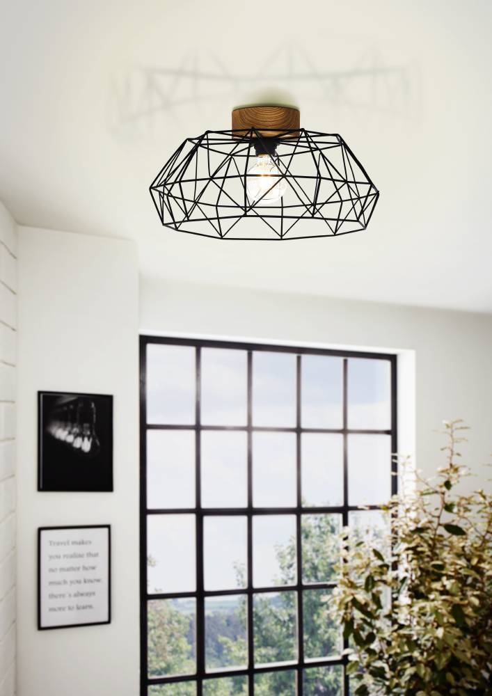 Padstow Ø45.5 Zwart plafondlamp Van Eglo - Met een zwart metalen frame in een opvallend veelhoekig ontwerp en een natuurlijk houten detail dat contrasteert met de industriële stijl, wordt deze lamp een kunstwerk op zich.