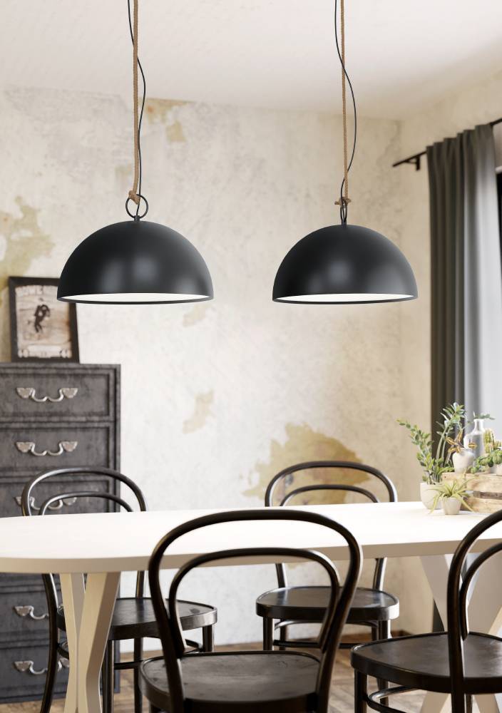Hodsoll 125cm Zwart hanglamp Van Eglo - De plafondbevestiging is een combinatie van hout en zwart metaal, wat een rustieke en moderne uitstraling tegelijk geeft.