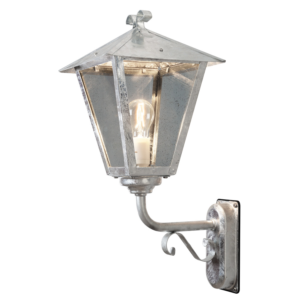 Benu Gegalvaniseerd staal buitenlamp Van Konstsmide - De klassieke lantaarnvorm en de robuuste materialen van de lamp maken hem tot een perfecte keuze voor wie een uitnodigende sfeer wil cre&euml;ren in entrees of lange gangen.