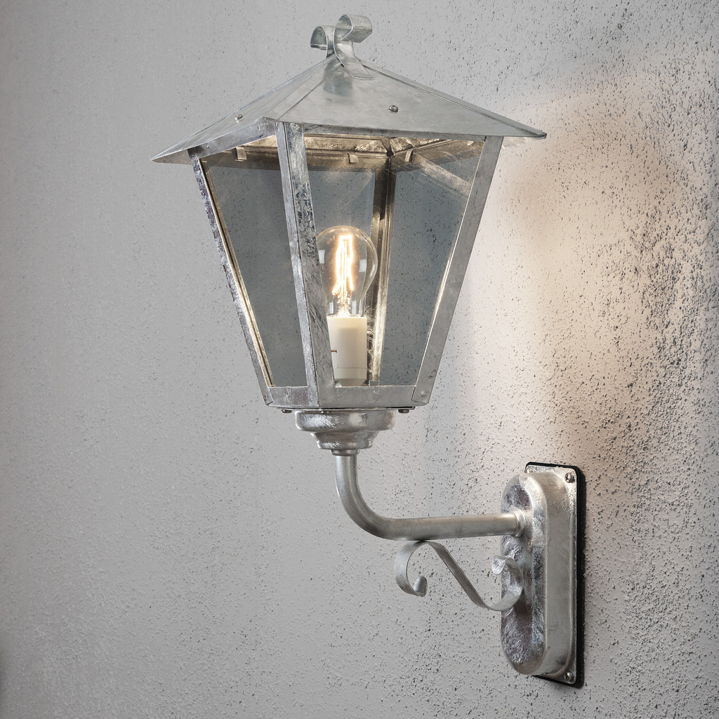Benu Gegalvaniseerd staal buitenlamp Van Konstsmide - De klassieke lantaarnvorm en de robuuste materialen van de lamp maken hem tot een perfecte keuze voor wie een uitnodigende sfeer wil cre&euml;ren in entrees of lange gangen.