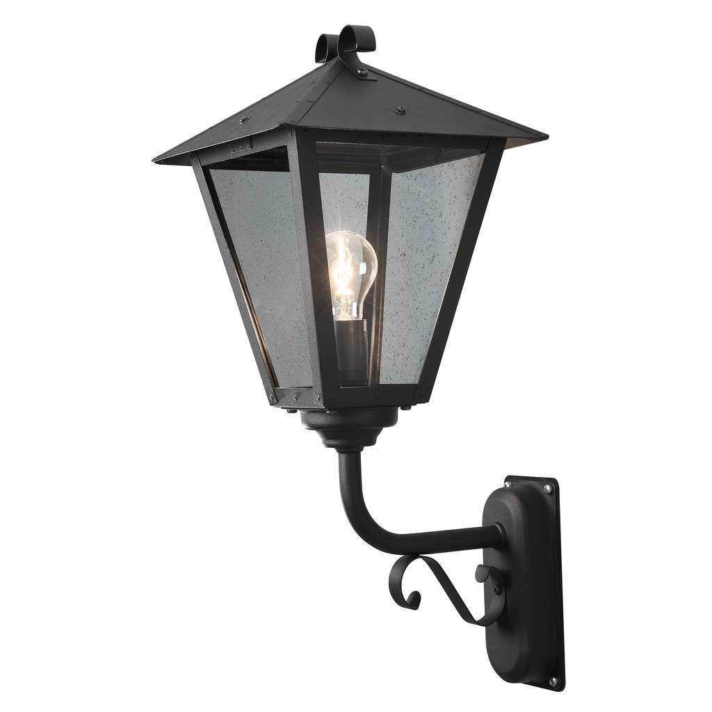 Benu Zwart buitenlamp Van Konstsmide - De klassieke lantaarnvorm en de robuuste materialen van de lamp maken hem tot een perfecte keuze voor wie een uitnodigende sfeer wil cre&euml;ren in entrees of lange gangen.