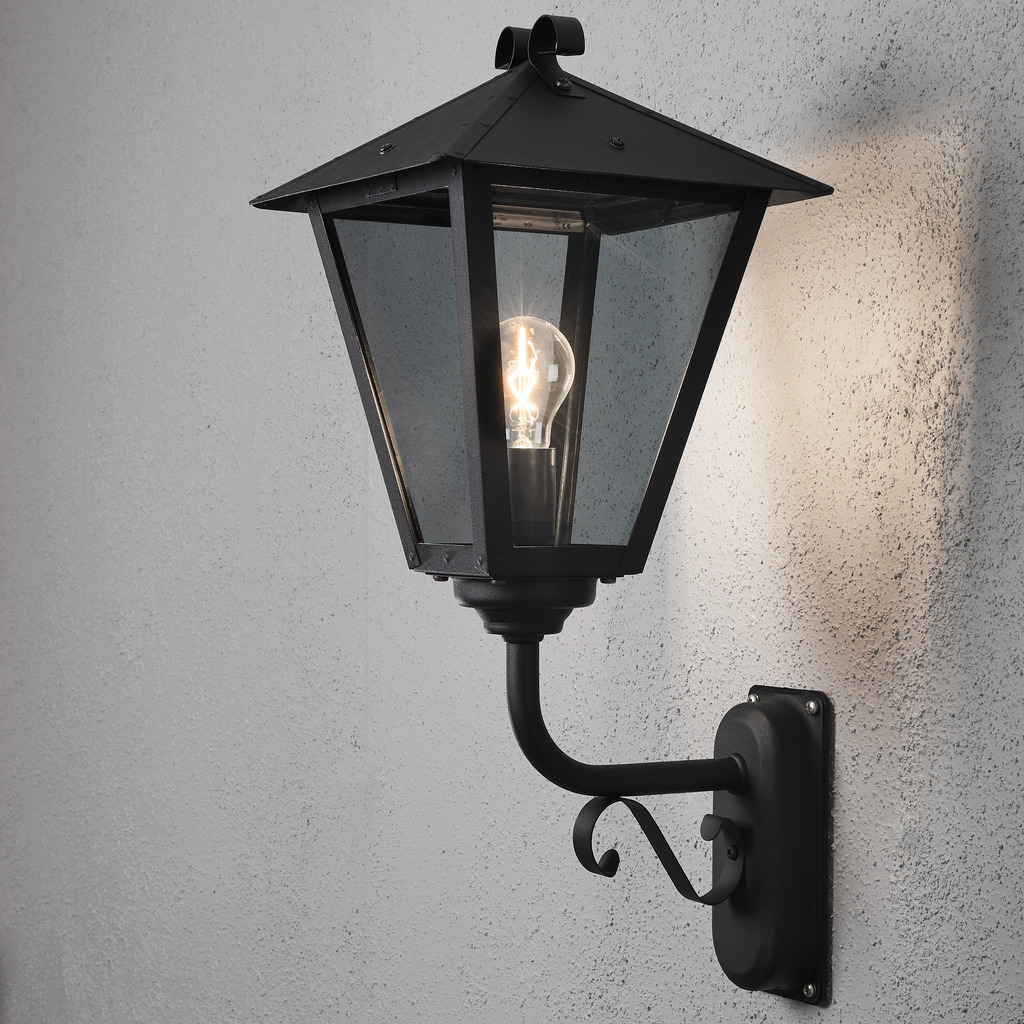 Benu Zwart buitenlamp Van Konstsmide - De klassieke lantaarnvorm en de robuuste materialen van de lamp maken hem tot een perfecte keuze voor wie een uitnodigende sfeer wil cre&euml;ren in entrees of lange gangen.
