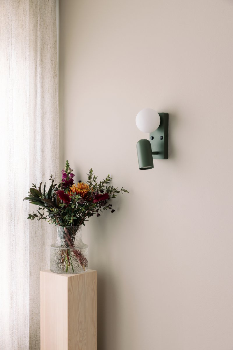 Doppio 25cm Mosgroen leeslamp Van Globen Lighting - De lamp biedt zowel gericht licht met de spot als sfeerverlichting met de glazen kap.