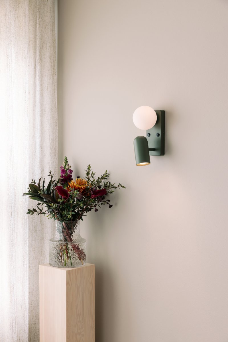Doppio 25cm Mosgroen leeslamp Van Globen Lighting - De lamp biedt zowel gericht licht met de spot als sfeerverlichting met de glazen kap.