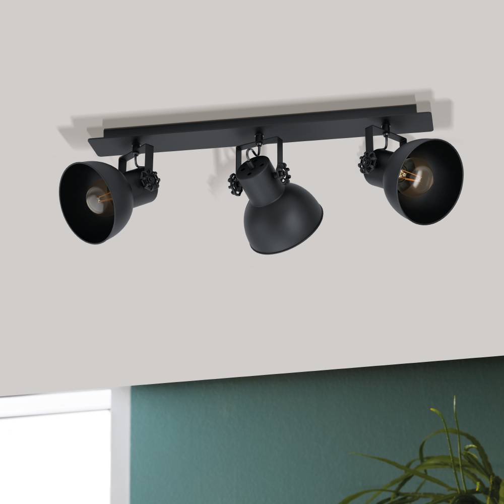 Barnstaple 3 Zwart spot Van Eglo - Het minimalistische maar stoere ontwerp is zowel decoratief als praktisch en is een uitstekende keuze voor iedereen die stijl met functionaliteit wil combineren in zijn huis.