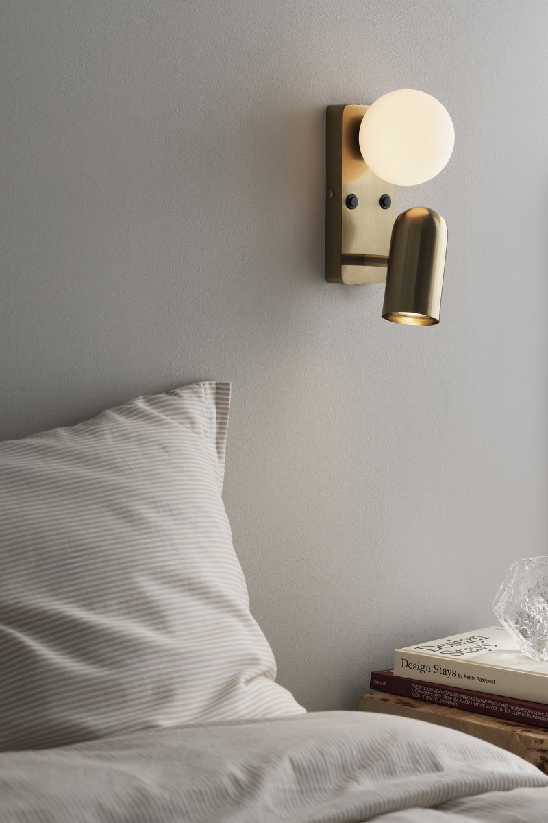 Doppio 25cm Messing leeslamp Van Globen Lighting - Doppio is een veelzijdige metalen wandlamp met een elegante geborstelde messing afwerking en een witte glazen kap.