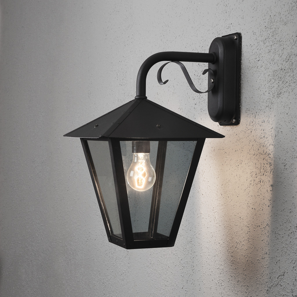 Benu Zwart buitenlamp Van Konstsmide - De klassieke lantaarnvorm en de robuuste materialen van de lamp maken hem tot een perfecte keuze voor wie een uitnodigende sfeer wil cre&euml;ren in entrees of lange gangen.