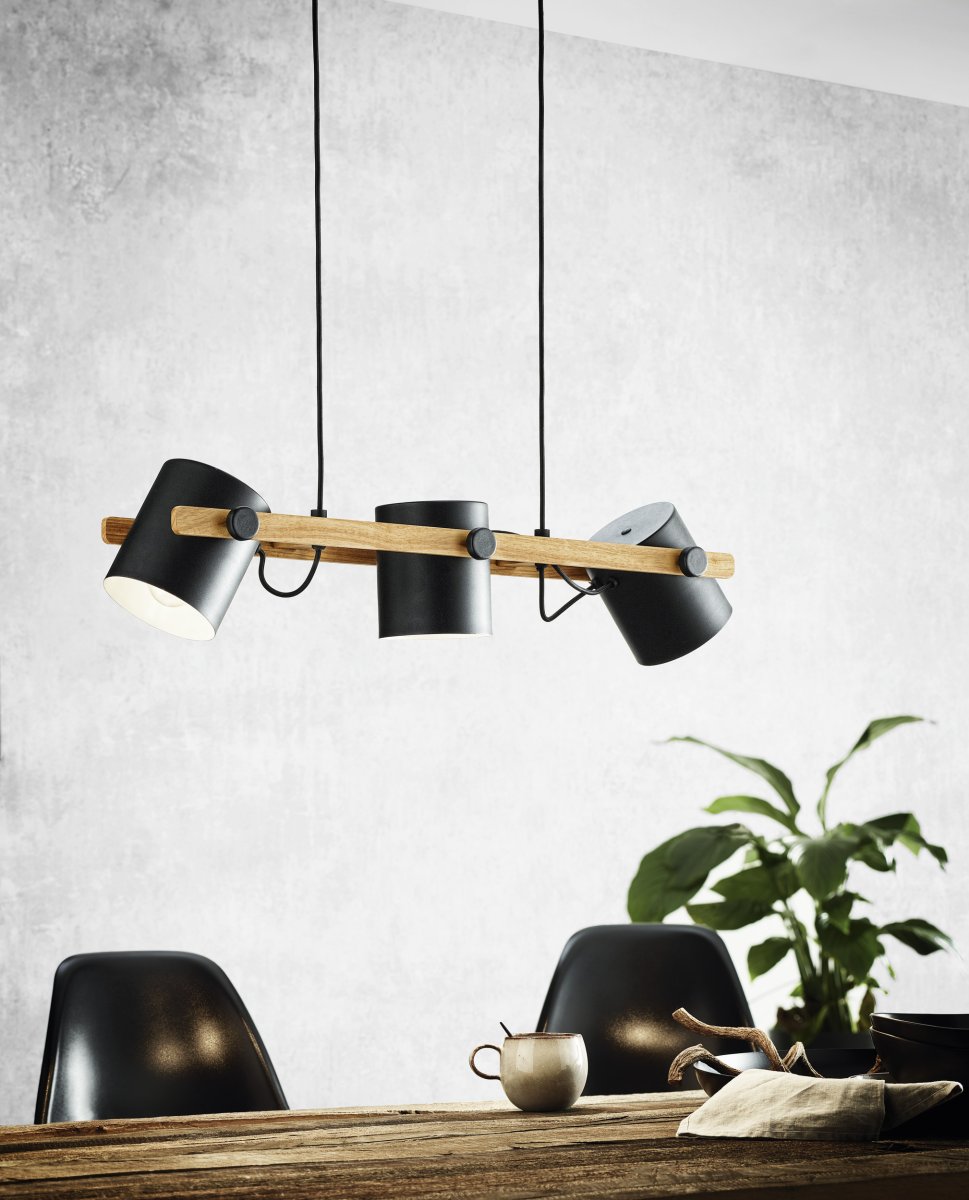 Hornwood 78cm Zwart hanglamp Van Eglo - De drie verstelbare kappen in zwart met een witte binnenkant zorgen voor een effectief en aangenaam licht dat eenvoudig aan uw behoeften kan worden aangepast.